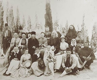 Архимандрит Антонин (Капустин), окруженный сотрудниками, русскими паломниками и благотворительницами, возле церкви Вознесения на Елеоне, в последние годы своей жизни. 