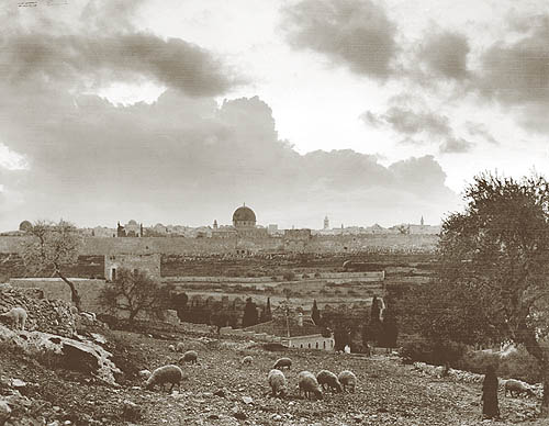Вид на Иерусалим с Елеонской горы. Грозовые облака нависают над Иерусалимом в течение двух зимних месяцев, вызывая в воображении картину, предшествовавшую смерти Спасителя на Кресте. Но для местных жителей обилие гроз — залог наполнения источников, колодцев, цистерн и, вообще, залог благополучия на будущий год.Снимок Американской колонии в Иерусалиме. 1890-е гг.