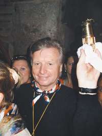 Президенту Олимпийского комитета Леониду Тягачеву пришлось долго ждать сошествия Благодатного огня