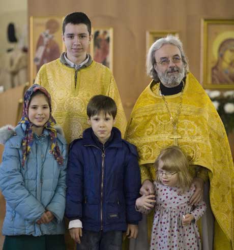 Протоиерей Александр Ильяшенко с сыном и маленькими прихожанами храма Всемилостивого Спаса. Фото Анатолия Данилова