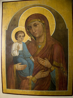 Икона Божией Матери "Троеручница" - один из принесенных в храм образов. Лики Богородицы и Спасителя до реставрации были истыканы гвоздями и ножом