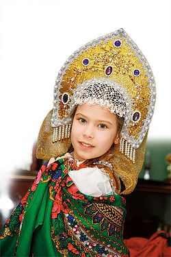 Девочка из младшей группы ансамбля «Лазорики» в традиционном русском костюме.