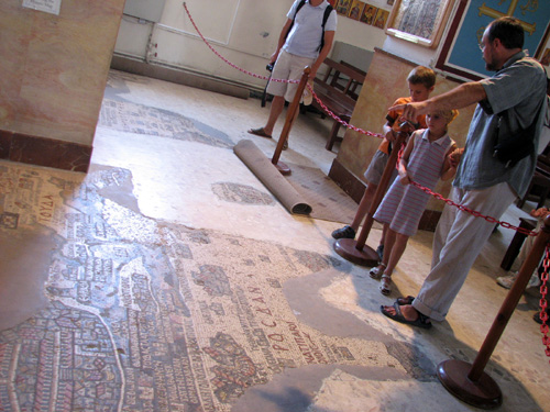 Рассматриваем мозаику с картой Святой земли в храме св. Георгия в Мадабе