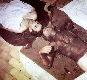 Тела двух боснийских сербов. У Здраво Ерича (справа на фотографии) перед сожжением было вырвано сердце