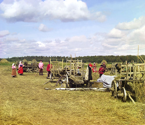 На сенокосе около привала. 1909 г. Фото: С.М. Прокудин-Горский
