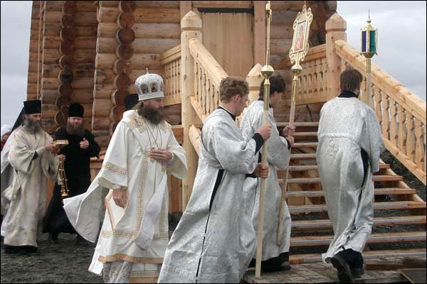 Крестный ход во время освящения храма. Чин освящения храма совершает наместник Троице-Сергиевой Лавры, епископ Сергиева Посада Феогност