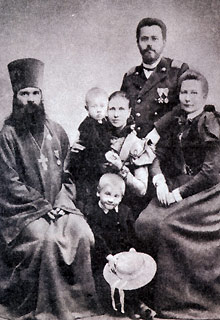 Семья Миловых (около 1890 года) Слева - отец, священник Дмитрий петрович Милов