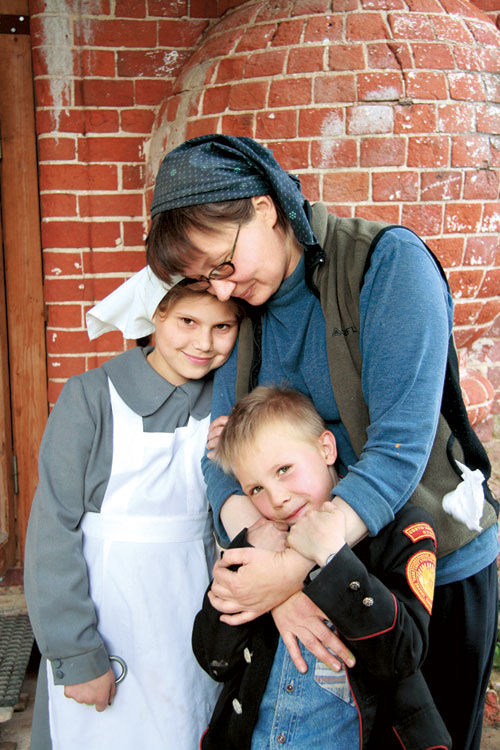 Галина, художник из Питера, расписывает здесь храм. Дети ей охотно помогают