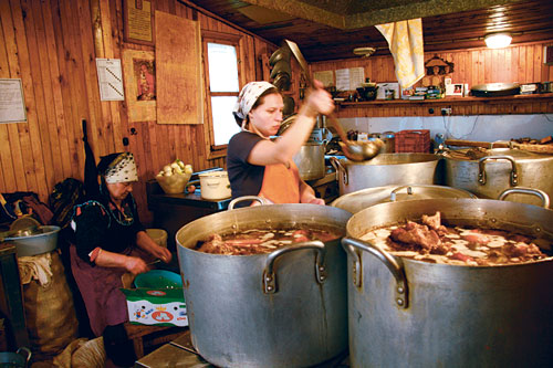 Готовить обед на стольких человек – нелегкое послушание