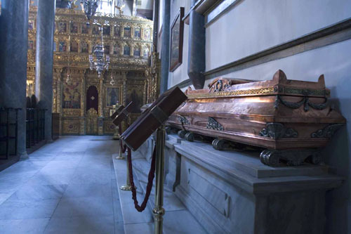 В правой и левой частях храма, вдоль южной и северной стен находятся раки с мощами святых: справа -- останки святых жен, а слева -- мужей