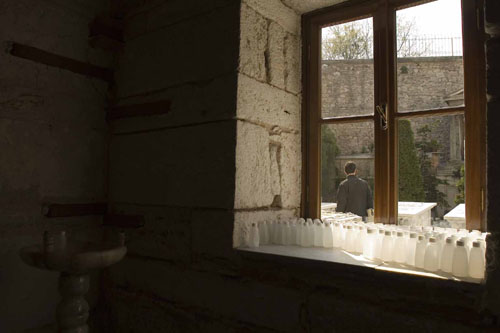 Пузырьки с водой из Живоносного Источника в храме всегда в большом количестве 