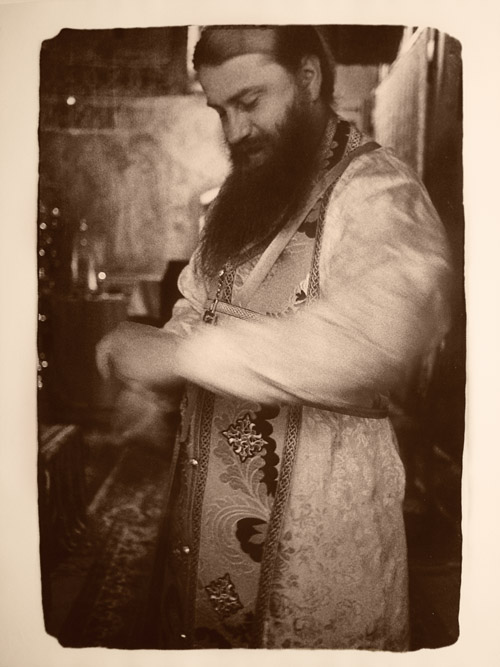 Андрей Чежин, г. Санкт-Петербург. Фото из серии «Облачение. Иеромонах Варлаам. Троице-Сергиева Приморская пустынь». Эта серия, выставленная на «Территории радости» в Санкт-Петербурге, вызвала наибольший интерес у художественной критики