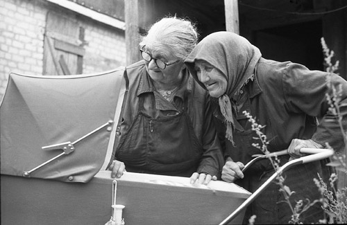 Евгений Каширин, г. Рязань. «Бабки у коляски». Фотографии Евгения Каширина стали настоящим открытием выставки «Территория радости», прошедшей летом этого года в особняке Румянцева в Санкт-Петербурге