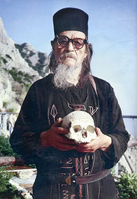 Схимонах Никодим Карульский с черепом своего старца - иеросхимонаха Феодосия.