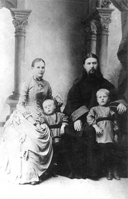 Священник Алексей Троицкий с женой и сыновьями Владимиром (справа) и Дмитрием