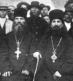 Архимандрит Алексий (Кабалюк) и архимандрит Виталий (Максименко) среди православных крестьян