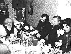 Священник Димитрий Дудко с духовными детьми