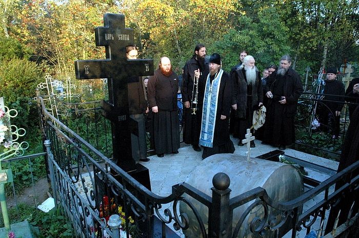 Братия Сретенского монастыря служит литию на могиле архимандрита Павла (Груздева)
