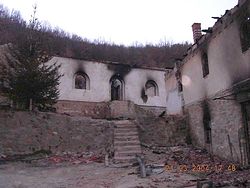 Сожжёный албанцами монастырь Девич