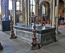 Загрузить увеличенное изображение. 450 x 368 px. Размер файла 70744 b.
 Venerable Bede’s Tomb, Durham Cathedral.