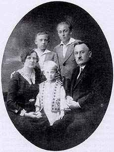 Семейная фотография Настичей. Воислав стоит за своим отцом.