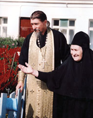Настоятель Свято-Вознесенского храма г. Самары протоиерей Александр Урывский и монахиня Лукина