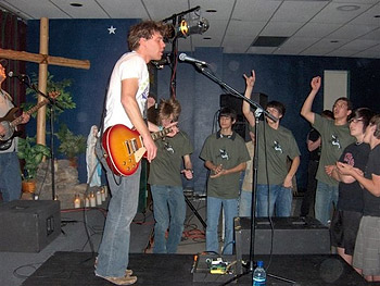 Участники католической рок-группы из Вашингтона «The Thirsting» («Жаждущие») не только поют «христианский рок» со сцены, но и веруют во Христа. Они ходят в церковь и причащаются. Фото: saintpatslifeteen.net