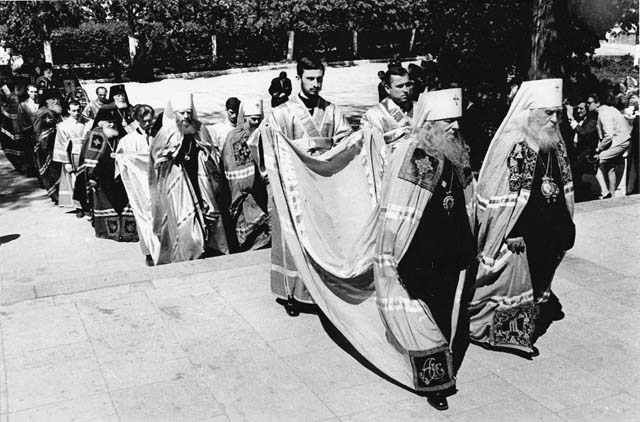 В Троице-Сергиевой Лавре, во время Собора, где был выбран патриарх Пимен. Мантию митрополиту Иосифу несет иподьякон Иосиф Пустоутов