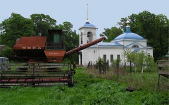 Сабуровский скит: возле храма 