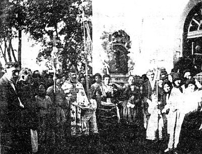 Православные крестьяне молятся возле униатской церкви Великих Лучек. 1925 г.