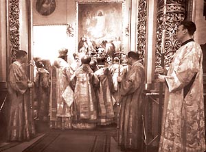 Фрагмент архиерейской хиротонии. Епископ Вениамин принимает от Епископского сонма благословение на ношение панагии