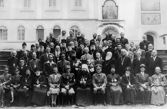 Братия Псково-Печерского монастыря с немцами