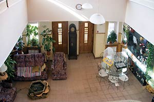 В холле уютно…