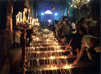 ИзображениеСвечи паломников и местных христиан на ступенях, ведущих к Погребальной пещере Богородицы