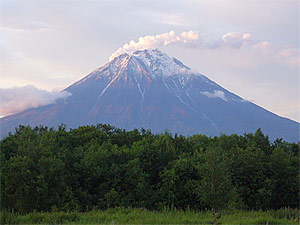 Дымит Корякский вулкан