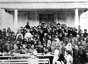 Учащиеся церковно−приходской школы, построенной в 1887 году. Лето 1916 года