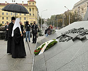 Предстоятель Русской Церкви возложил цветы к монументу Победы в Минске
