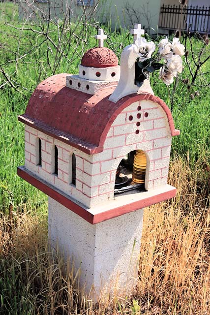 В маленьких церковках — «иконостаси», стоящих почти перед каждым греческим домом, по благочестивой традиции каждый вечер внутри зажигают лампадку