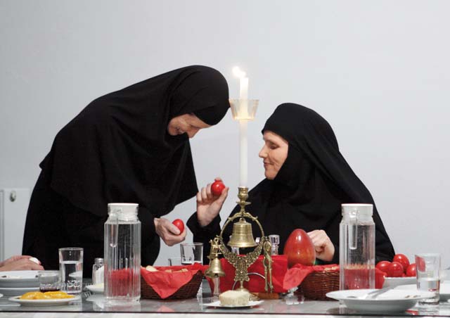 Пасхальная трапеза. Герондисса Диодора христосуется с сестрами