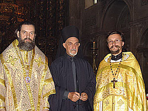 Инок Филипп (Луиш Рибейра) после пострига с архиепископом Корсунским Иннокентием и игуменом Арсением. 2004 г.