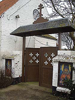 Вход в первейзский монастырь. Слева – икона Мартина Турского, справа – святителя Иоанна (Максимовича)