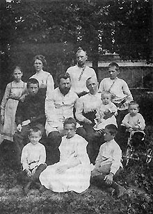 Семья Голубцовых (1909 г.). Стоят слева направо: Наташа, Мария, Иван, Сергей. Сидят: Петр, отец (Александр Петрович), мать (Ольга Сергеевна) с Серафимом на руках; на переднем плане: Алексей (Лёля), Нюра (Анна), Николай и Павел (на велосипеде)