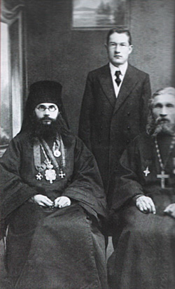 Епископ Феодор (Поздеевский) с отцом, протоиереем Василием, и братом Николаем. Сергиев Посад, 1910-е гг