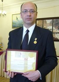 Д. Яламас получает медаль Св. Равноапостольных Кирилла и Мефодия от Фонда славянской письменности и культуры