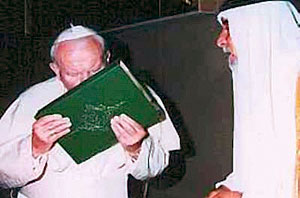 Папа Римский Иоанн Павел II целует Коран. Ватикан, 14 мая 1999 г.