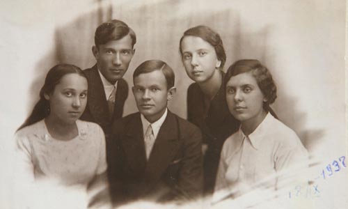 Вера Николаевна (слева) с друзьями (1937 год)/ Молодой человек в верхнем ряду — Александр Сергеевич Громов. В юности — иподьякон митрополита Трифона (Туркестанова) — до смерти митрополита в 1934 году. Александр Сергеевич Громов много лет пел на клиросе в храме Николая Чудотворца в Хамовниках. В последние годы — в Елоховском соборе. Умер в 1995 году. Молодой человек в нижнем ряду — Лесевицкий Сергей Николаевич, посошник митрополита Трифона. Сергей Николаевич прислуживал митрополиту 25 лет. Имел два высших образования (экономическое и искусствоведческое). В последие годы жизни работал главным экономистом литфонда. Умер в 1998 году