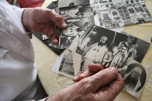 Вера Николаевна перебирает пожелтевшие снимки, и в ее памяти всплывают картины ушедшей эпохи: «Я вообще-то очень древний человек. Я живу уже при шестом патриархе. Помню, как на храмовый праздник к нам приезжал патриарх Тихон на своей пролеточке, запряженной белой лошадкой. В то время праздники приходили очень торжественно. Один раз какой-то мужчина вскочил на подножку пролетки и вручил Святейшему букет белых роз. Позже, уже в юношестве, я очень дружила с Сергеем Николаевичем Лисевецким, который 25 лет стоял с посохом у патриарха Тихона»