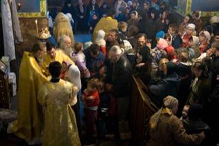 Во время воскресных служб храм заполнен прихожанами.