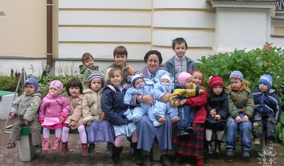 Матушка Мария Евгеньевна Ильяшенко с внуками