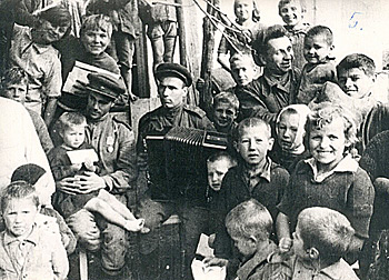 Дети с советскими солдатами 26.10.1944 г.